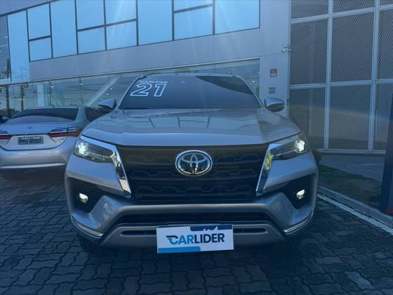TOYOTA HILUX SW4 2.8 D-4D TURBO DIESEL SRX 7L 4X4 AUTOMÁTICO TOYOTA HILUX SW4 2.8 D-4D TURBO DIESEL SRX 7L 4X4 AUTOMÁTICO
